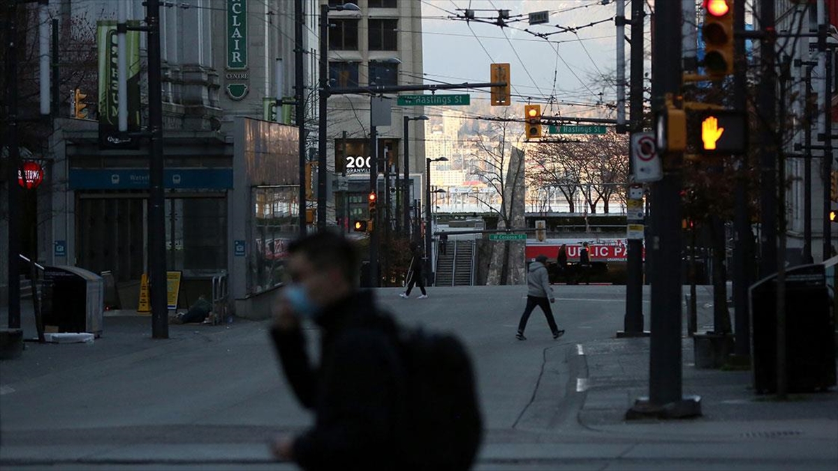 Küresel Kovid-19 Vakalarında 7 Hafta Sonra İlk Defa Düşüş Kaydedildi