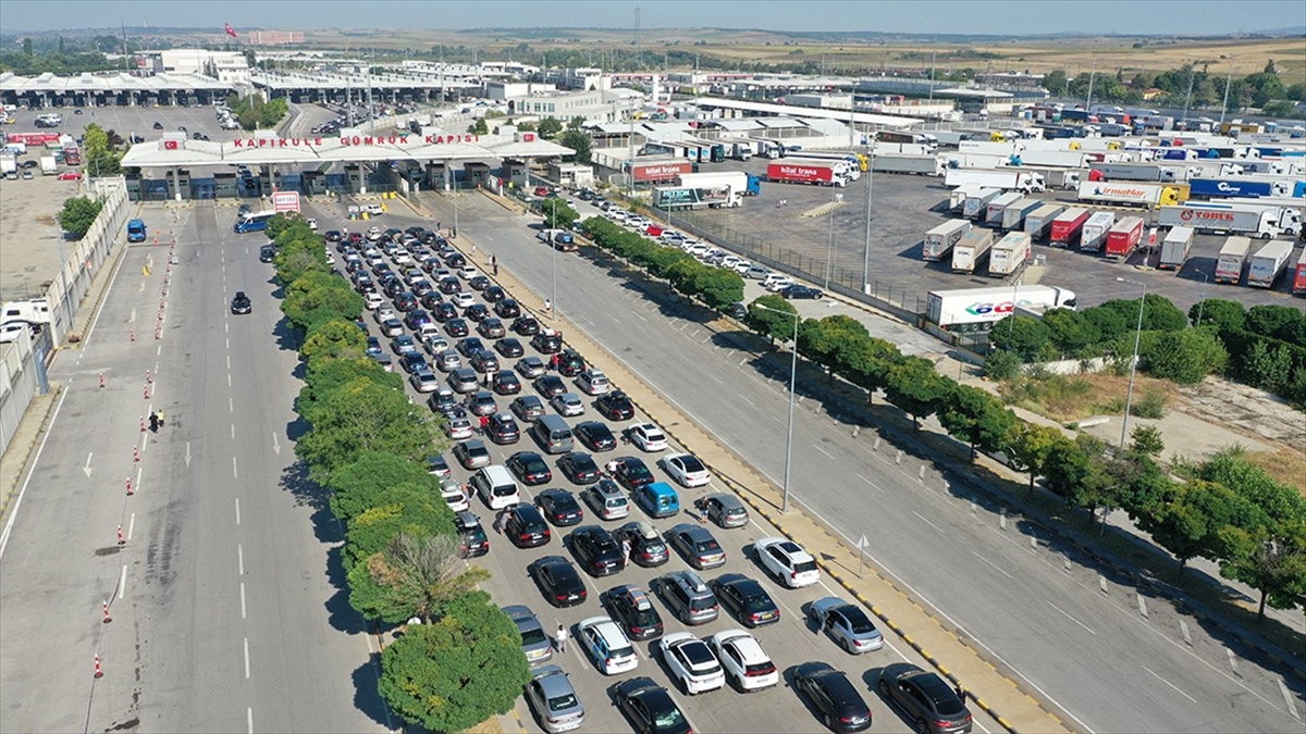 Kapıkule'de Gurbetçilerin Dönüş Yolculuğu Sürüyor