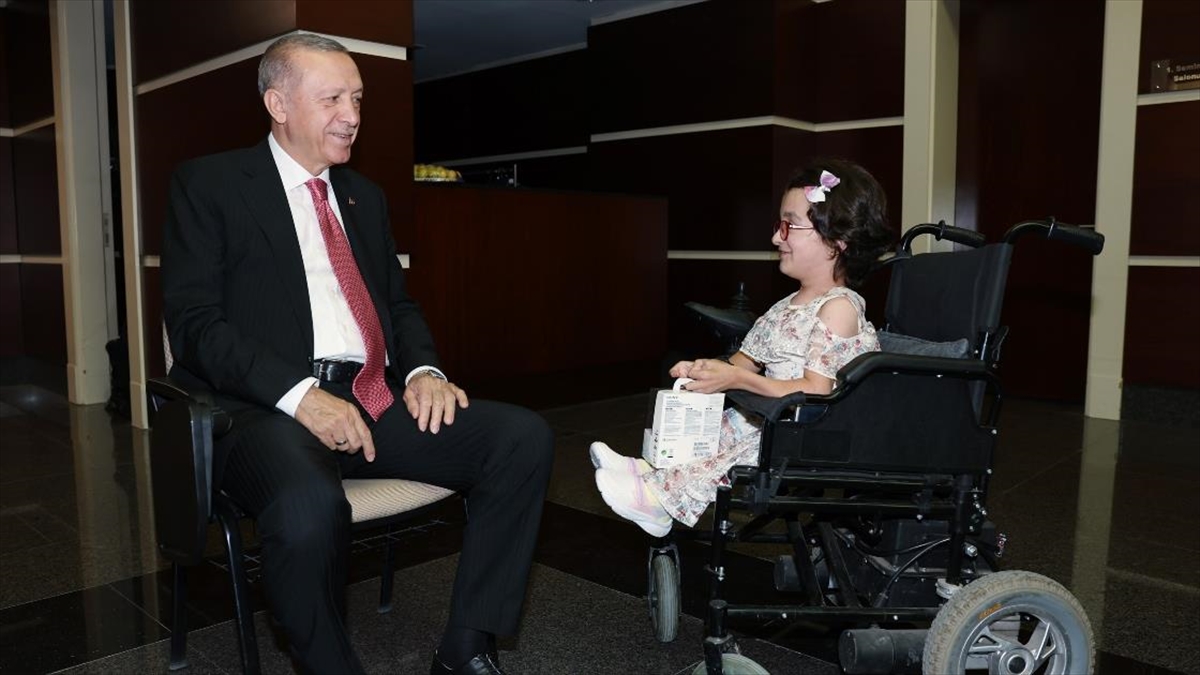 Cumhurbaşkanı Erdoğan Cam Kemik Hastası Hira Cinali Ve Ailesini Kabul Etti