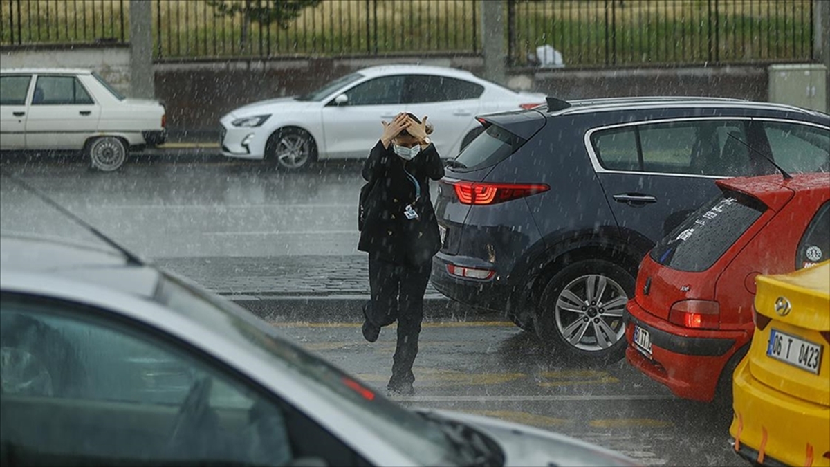 İç Ege Ve Göller Yöresi İçin Gök Gürültülü Sağanak Uyarısı