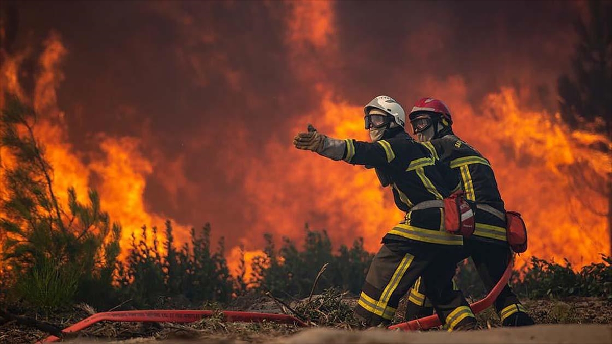 Fransa'da Binlerce Hektarlık Yeşil Alanın Yandığı Gironde'de Yeni Bir Yangın Başladı
