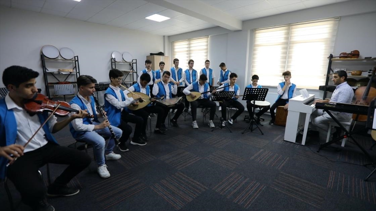 Bursalı İmam Hatip Öğrencileri Şehit Eren Bülbül'ü Besteyle Andı