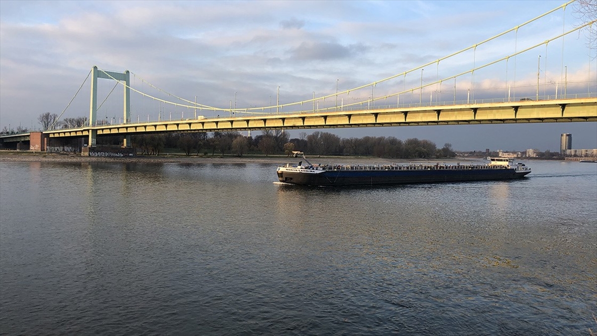 Aşırı Sıcaklar Almanya'nın Önemli Ticaret Yollarından Ren Nehri'ni Kurutuyor