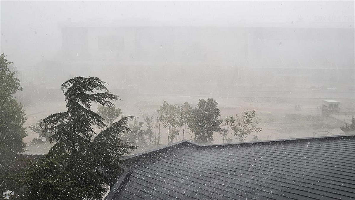 Başkentteki Fırtına Ve Sağanak Nedeniyle Ağaçlar Devrildi, Sürücüler Yollarda Kaldı