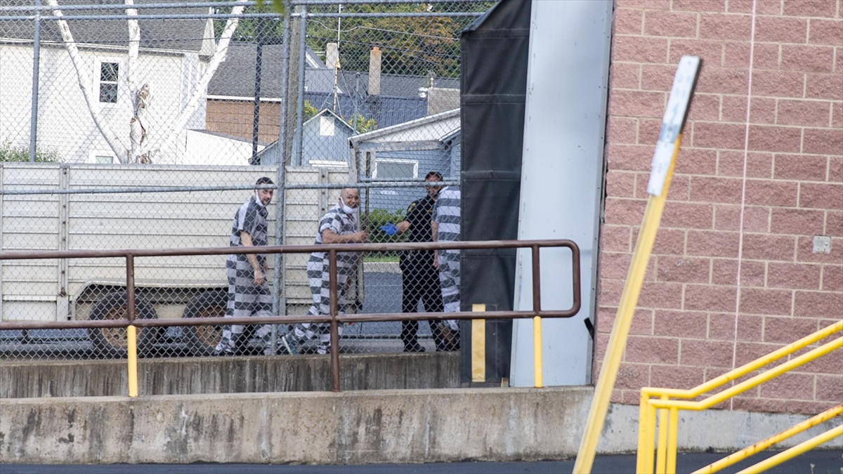 Salman Rüşdi'ye Bıçaklı Saldırı Düzenlemekle Yargılanan Hadi Matar Suçlamaları Reddetti