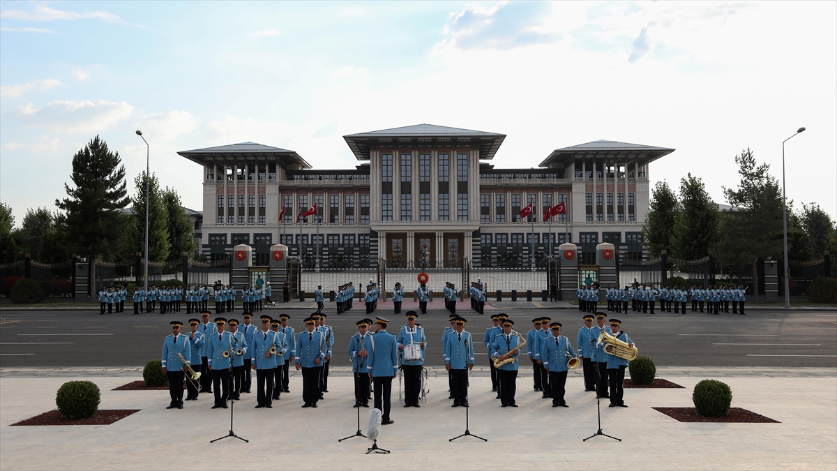 Cumhurbaşkanlığı Muhafız Alayı Tüfekli Gösteri Bölüğü Nöbet Değişimi Gösterisi Gerçekleştirildi