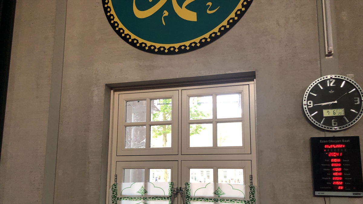 Hollanda'da Cami Kundaklandı