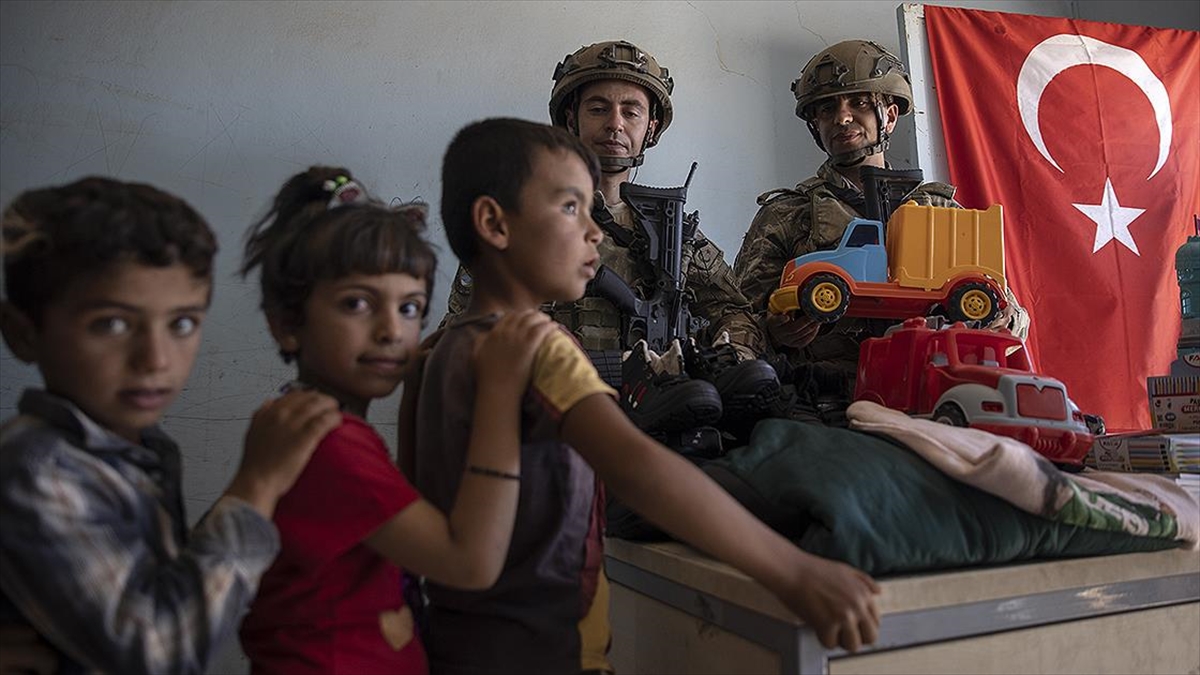 Mehmetçik, Barış Pınarı Bölgesindeki İhtiyaç Sahiplerinin De Kahramanı