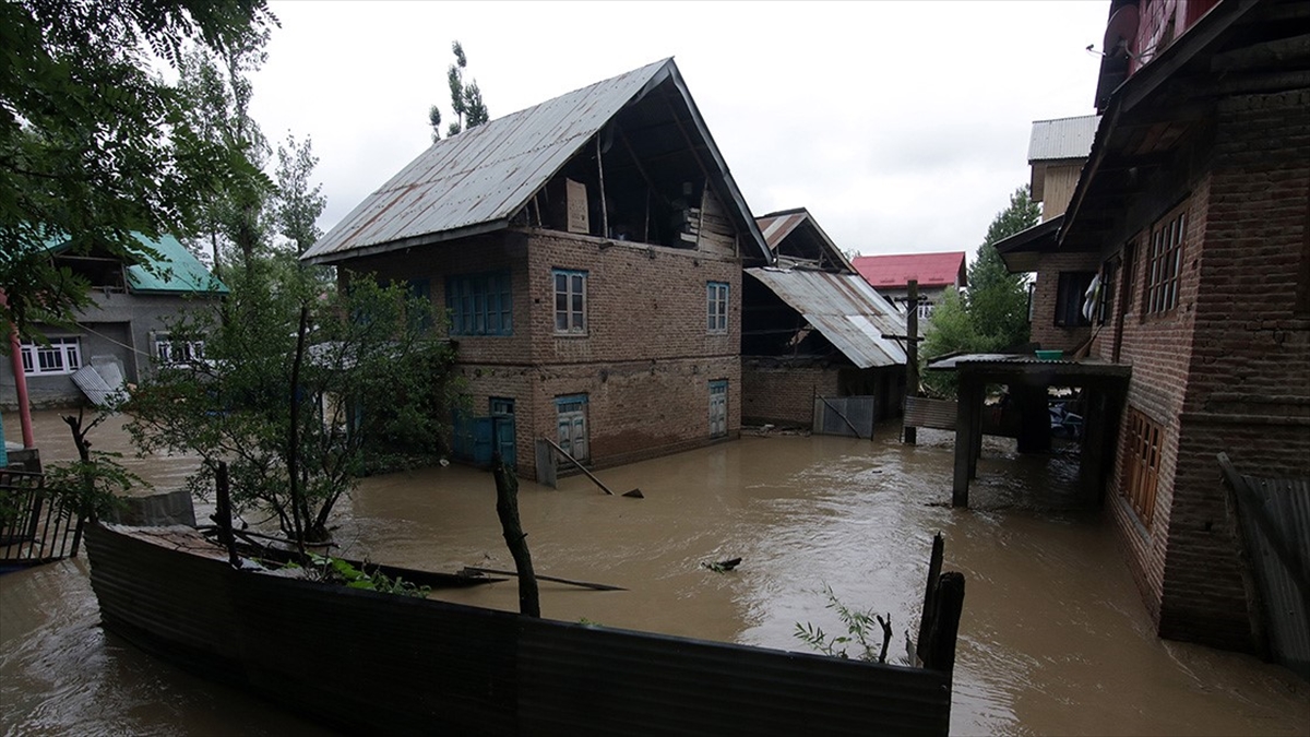 Hindistan’ın Kuzeyinde Ve Doğusunda Etkili Olan Yağışlarda Son 3 Günde En Az 50 Kişi Öldü
