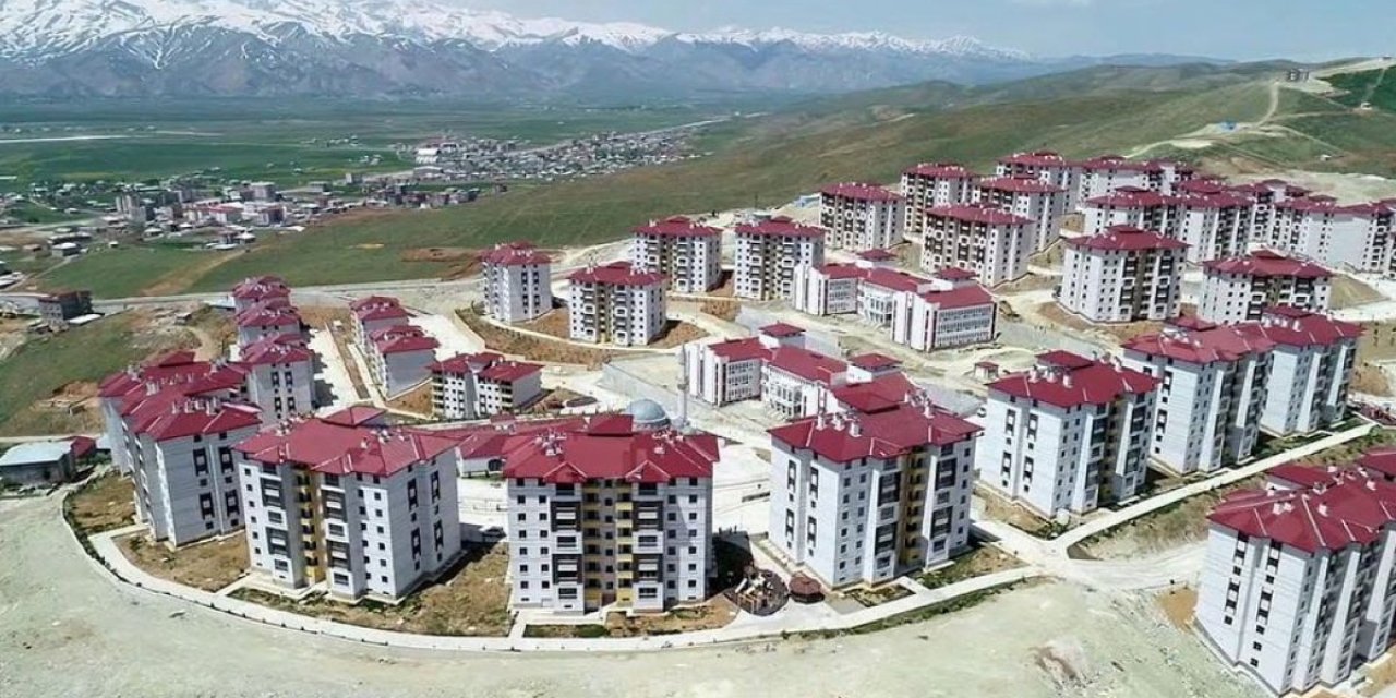 Yüksekova'da terör mağduru aileler yeni yuvalarına kavuşuyor