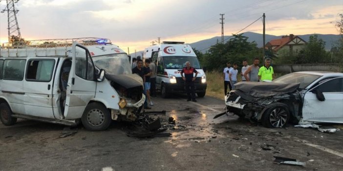 Tarım İşçilerini Taşıyan Minibüs İle Otomobilin Çarpıştığı Kazada 20 Kişi Yaralandı