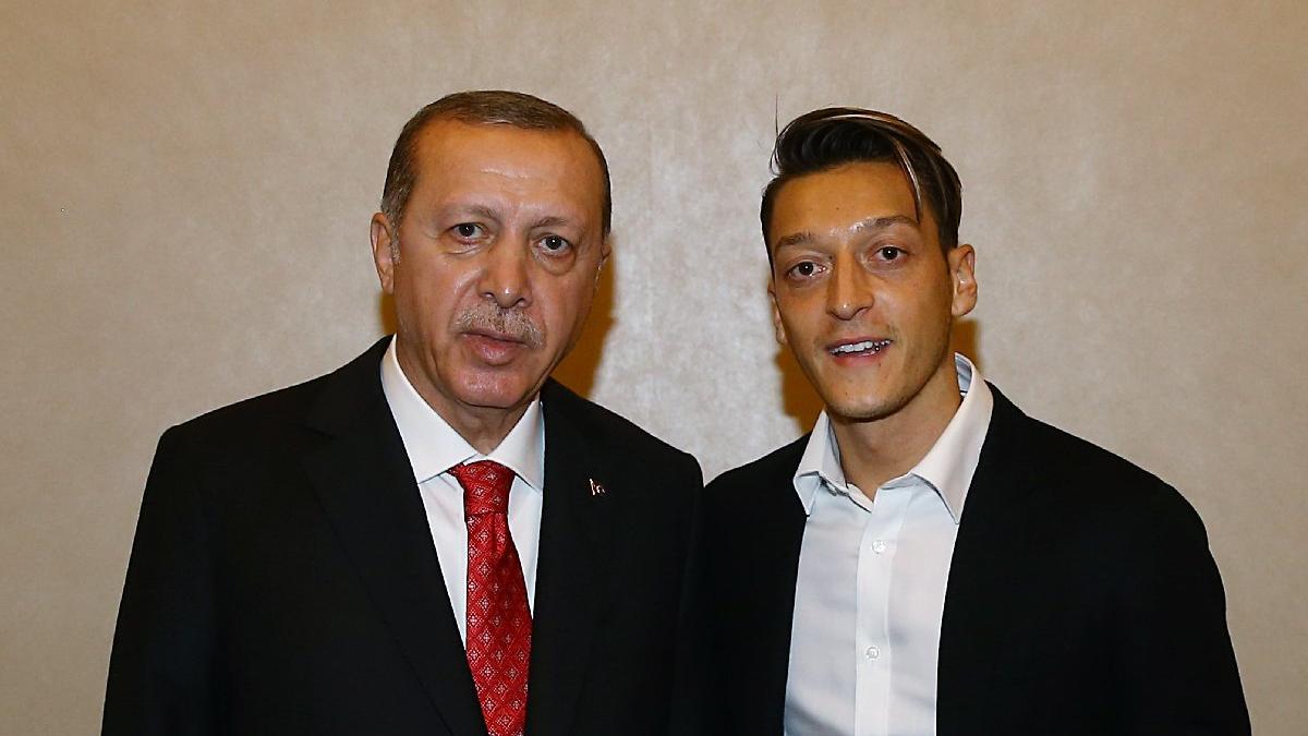 Erdoğan’ın yaptırdığı saatten Mesut Özil’e de verildi!