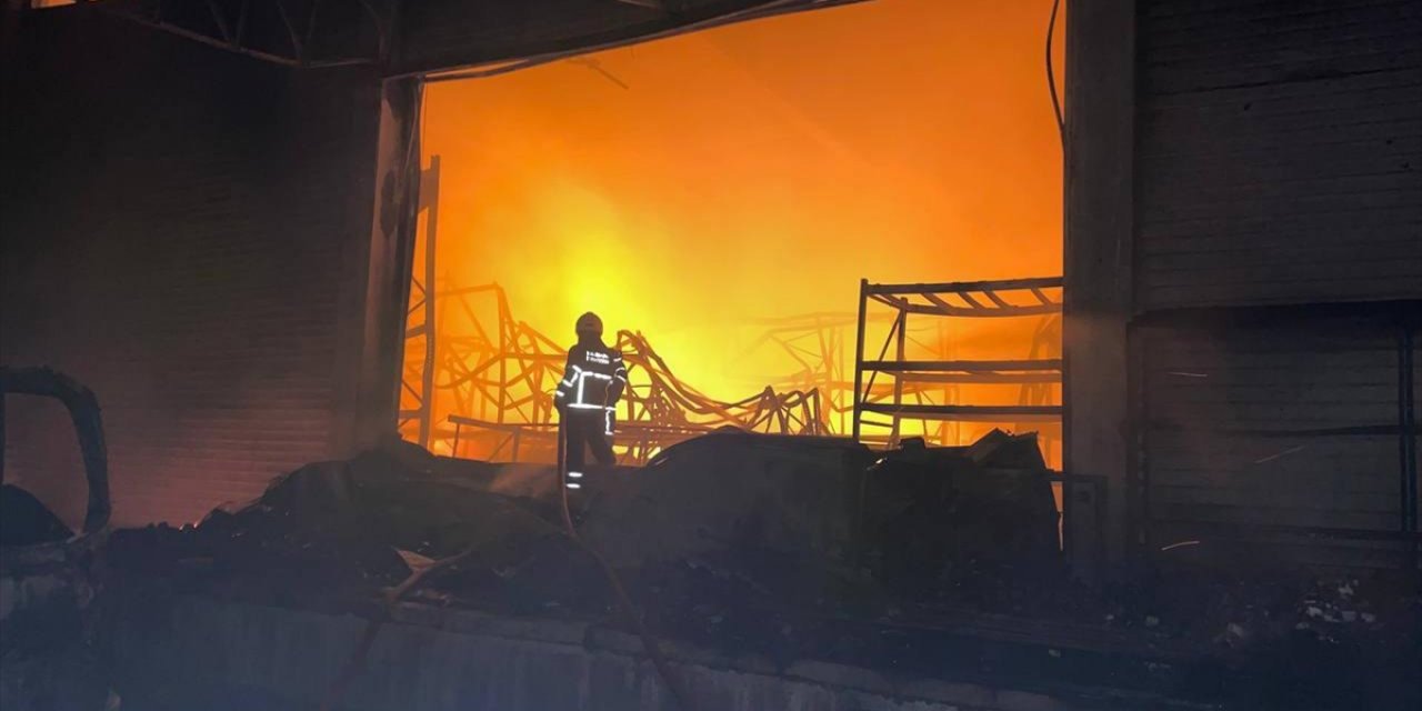 Samsun'da Gıda Ve Kozmetik Fabrikasında Yangın Çıktı