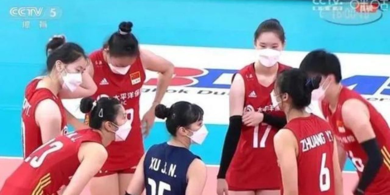 Çin federasyonu, kadın voleybolculara maske taktırdı