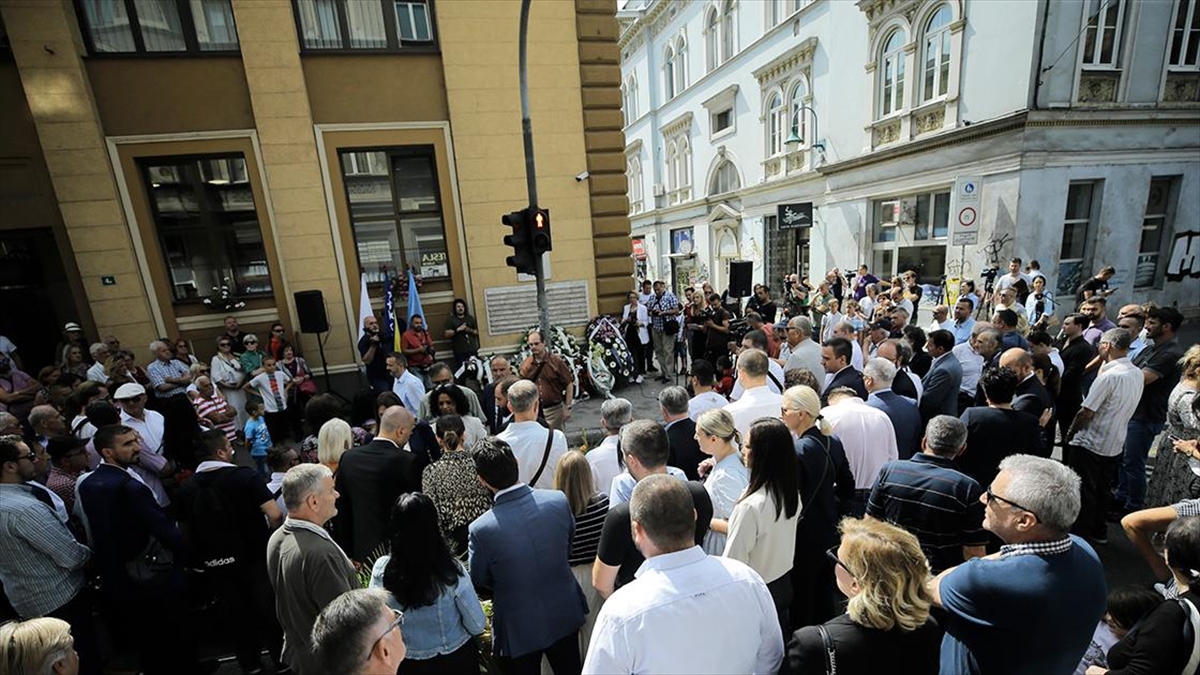 Bosna Hersek'te 27 Yıl Önceki Pazar Yeri Katliamının Kurbanları Törenle Anıldı