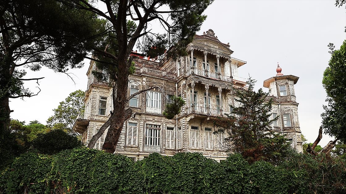 Kadıköy'ün Simgesi "Perili Köşk" Yeni Sahibini Bekliyor