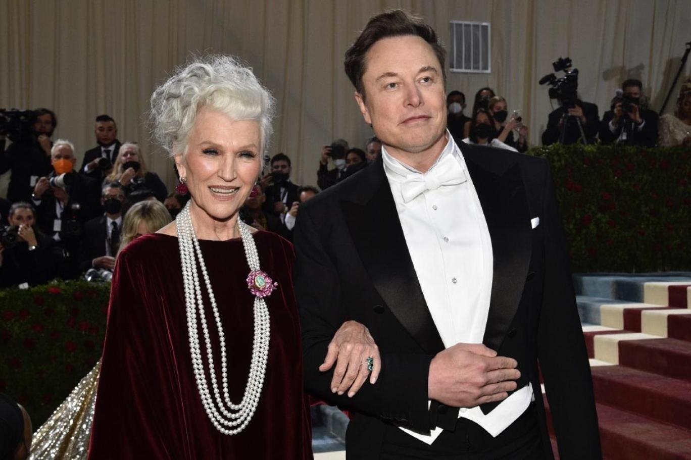 Elon Musk'ın annesi oğlunun evine gittiğinde garajda uyuduğunu söyledi