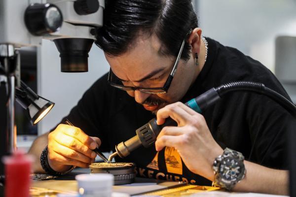 752 günlük komada kalıp bilincini kaybeden genç adam mesleğine geri döndü