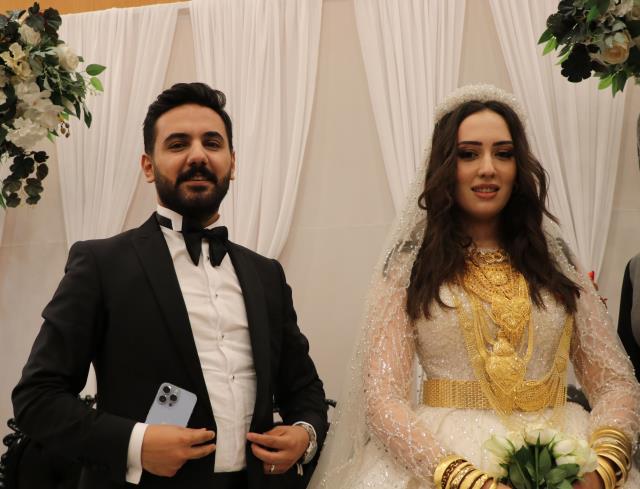 Aşiret düğününde takılan takı ağızları açık bıraktı!