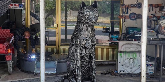 İranlı Heykeltıraş Hurda Malzemelerle 650 Kilogramlık Van Kedisi Heykeli Yaptı