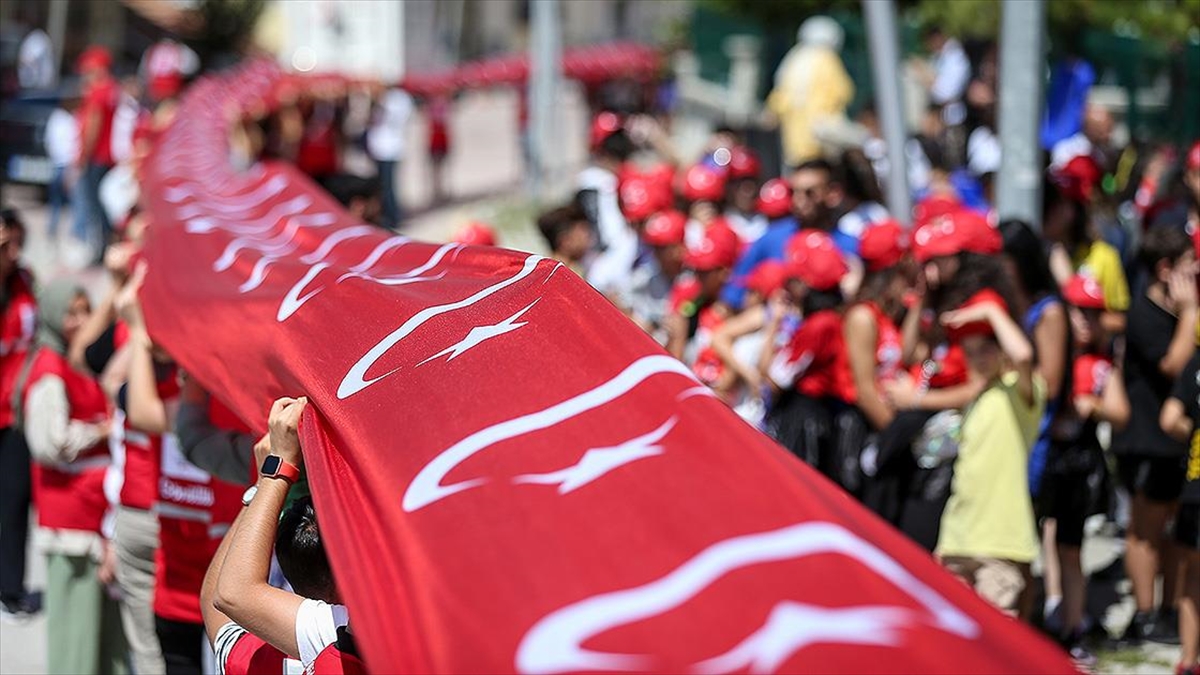 Büyük Zafer'in Kazanıldığı Topraklarda 3 Bin 743 Metrelik Türk Bayrağı Açıldı