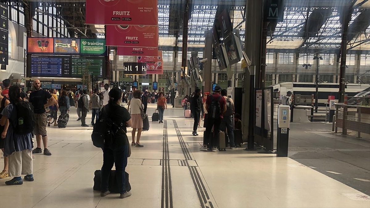 Paris Ve Çevresine Yolcu Taşıyan Tren Ve Otobüs Hatlarında Şoför Krizi Yaşanıyor