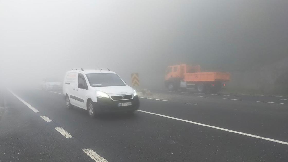 Bolu Dağı'nda Sis Ve Sağanak Görüş Mesafesini Düşürdü