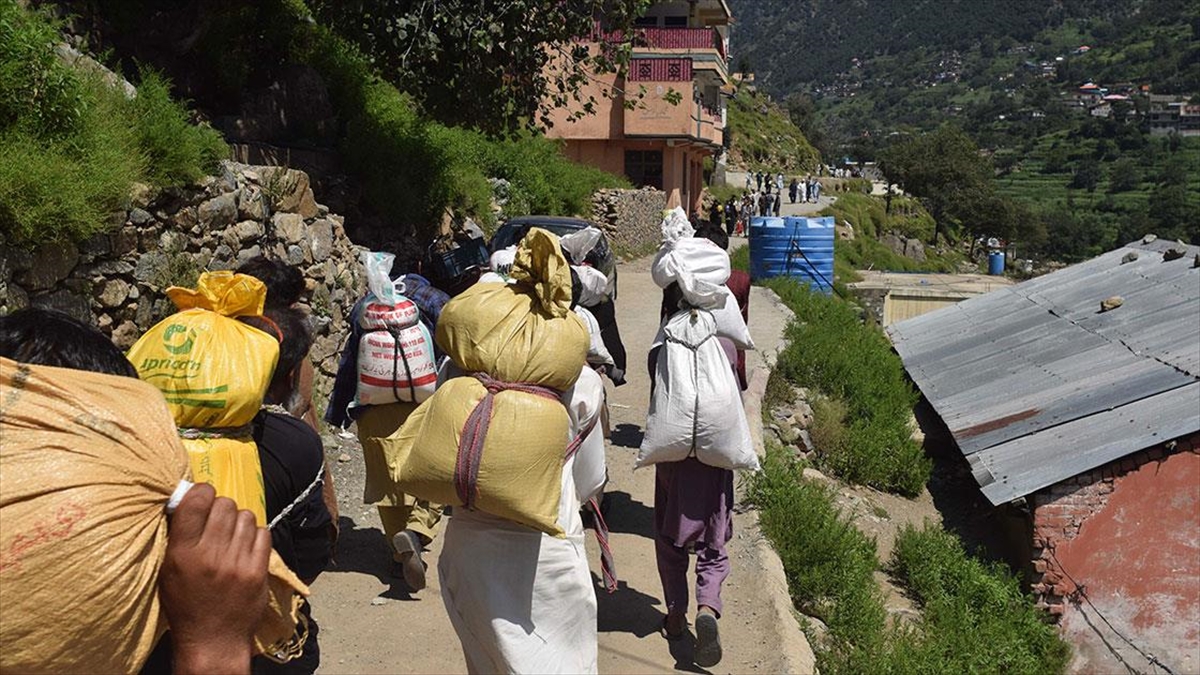 Pakistan'da Harap Olan Altyapı Nedeniyle Selzedeler Saatlerce Yürüyor