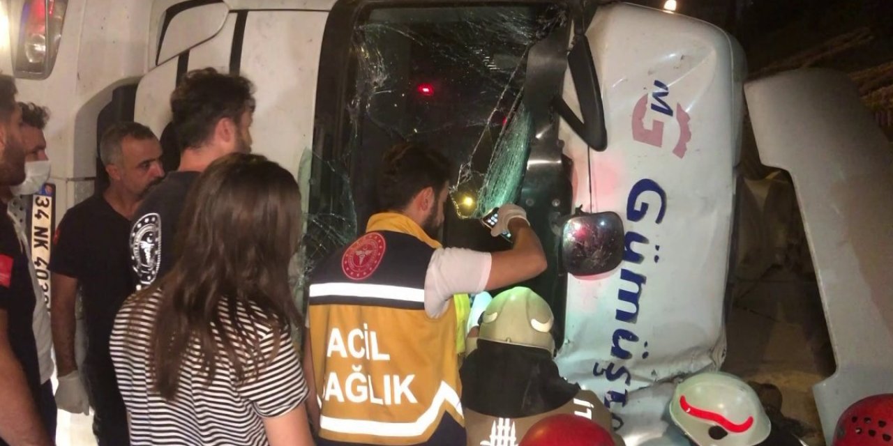 Ataşehir'de beton mikseriyle minibüs çarpıştı: 2 yaralı