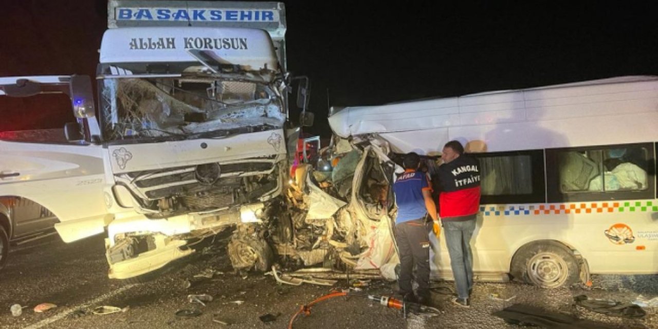 Sivas'ta kamyonla minibüs çarpıştı: 8 ölü, 9 yaralı