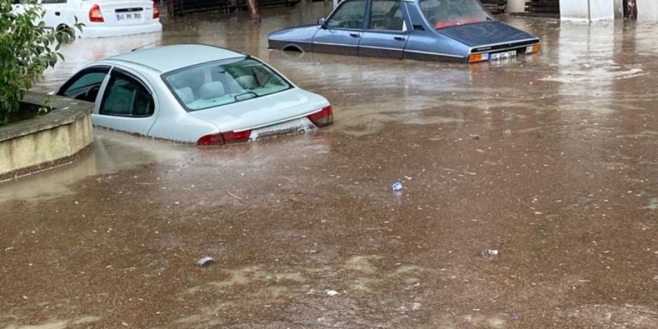 Manisa'da sağanak su baskınlarına neden oldu