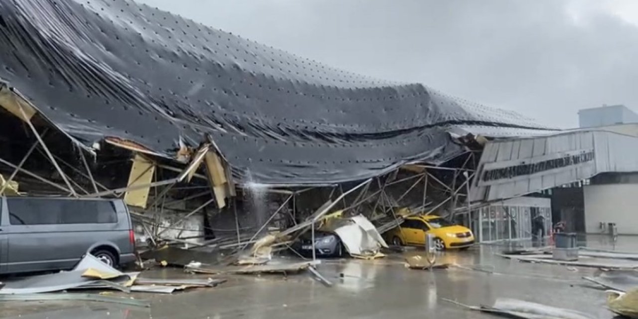 Bursa'da yıldırımın düştüğü otobüs terminalinin çatısı çöktü