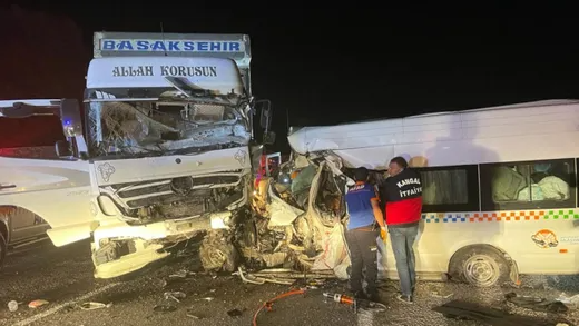 Sivas'ta feci kaza! Minibüsle kamyon çarpıştı: 8 ölü 9 ağır yaralı