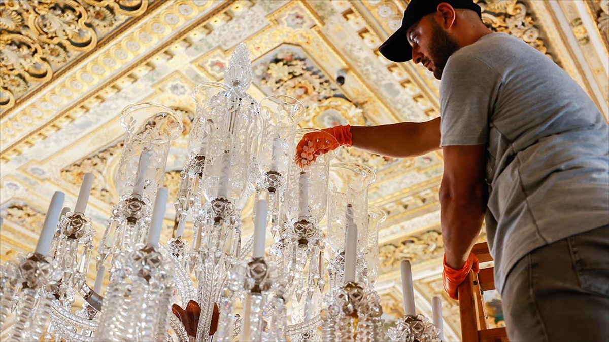 166 Yıllık Kristal Şamdanlar Özel Bakımla Gelecek Nesillere Aktarılıyor