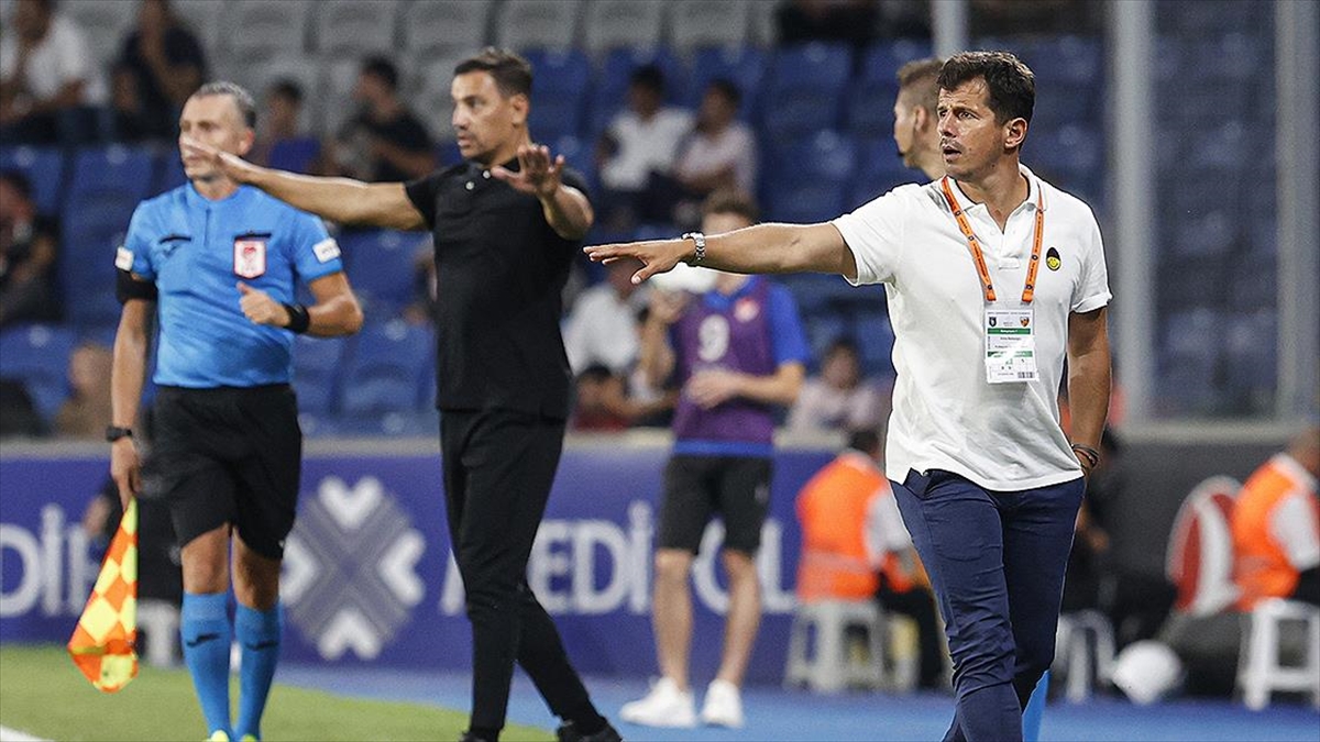 Başakşehir 2024'e Kadar Emre Belözoğlu'na Emanet