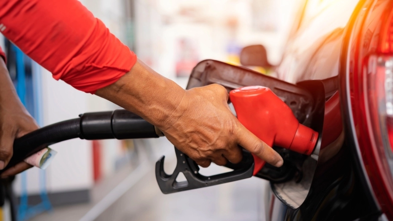 Akaryakıtta beklenen oldu: Benzin ve motorin fiyatına dev indirim geldi