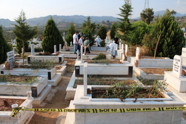 Mezarlıktaki yoğun koku alarma geçirdi! Korkunç görüntü ortaya çıktı