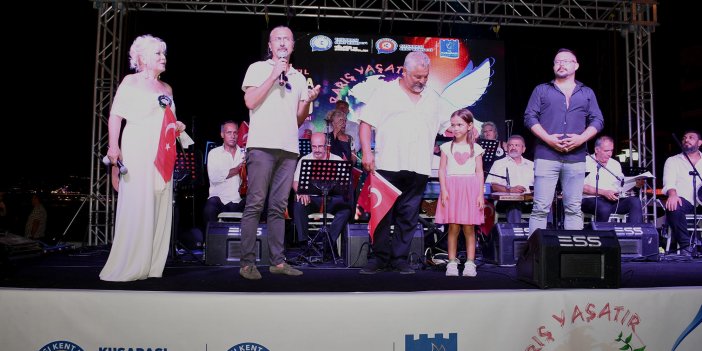 DÜNYA BARIŞ GÜNÜ KUŞADASI’NDA COŞKUYLA KUTLANDI