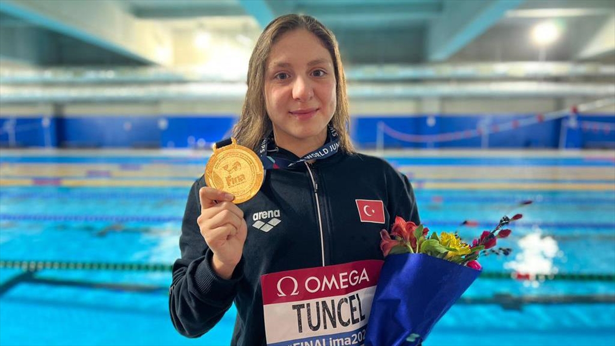 Merve Tuncel, Dünya Gençler Yüzme Şampiyonası'nda Altın Madalya Kazandı