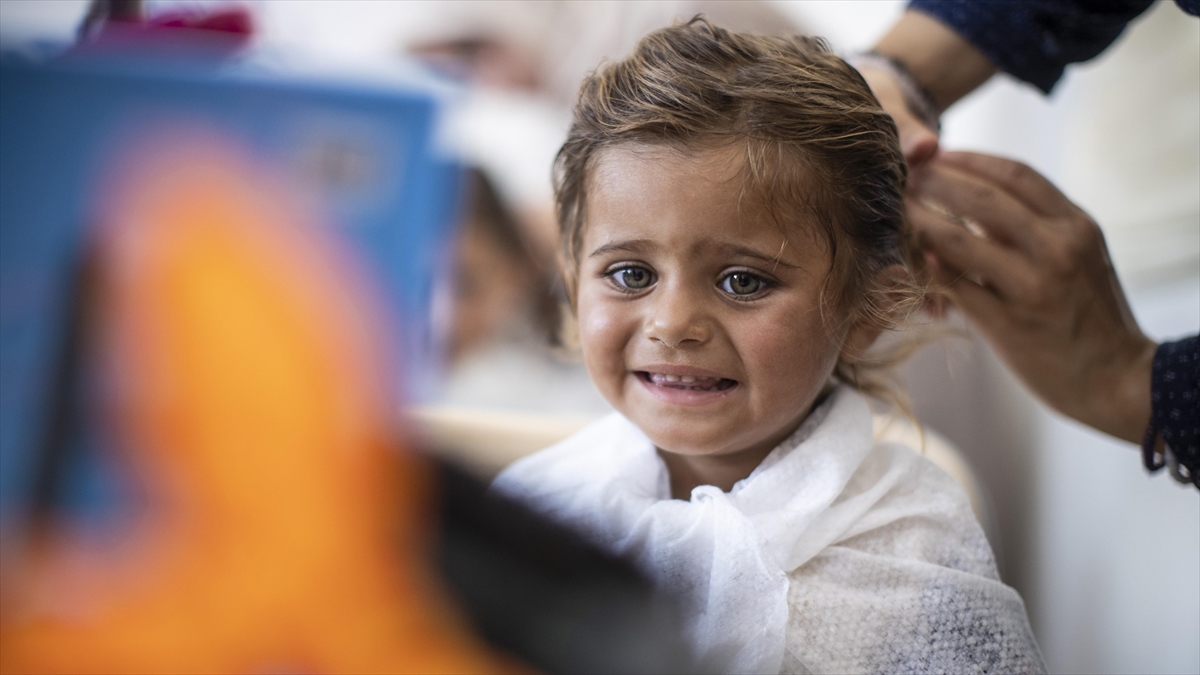 Türk Kadınları İdlib'de Saç Bakımlarını Yaptıkları Yetimlerin Gönüllerine Sevgi Bağı Ördü