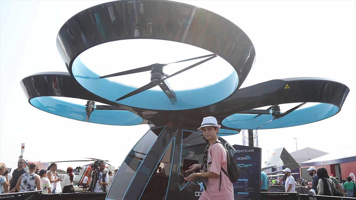 Türkiye'nin İlk Uçan Arabası Cezeri Teknofest Karadeniz'de İlgi Görüyor