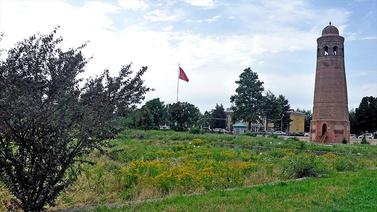 Kırgızistan'daki Özgön Kulesi, Güçlü Karahanlı Hanedanı'nın Saltanatını Simgeliyor