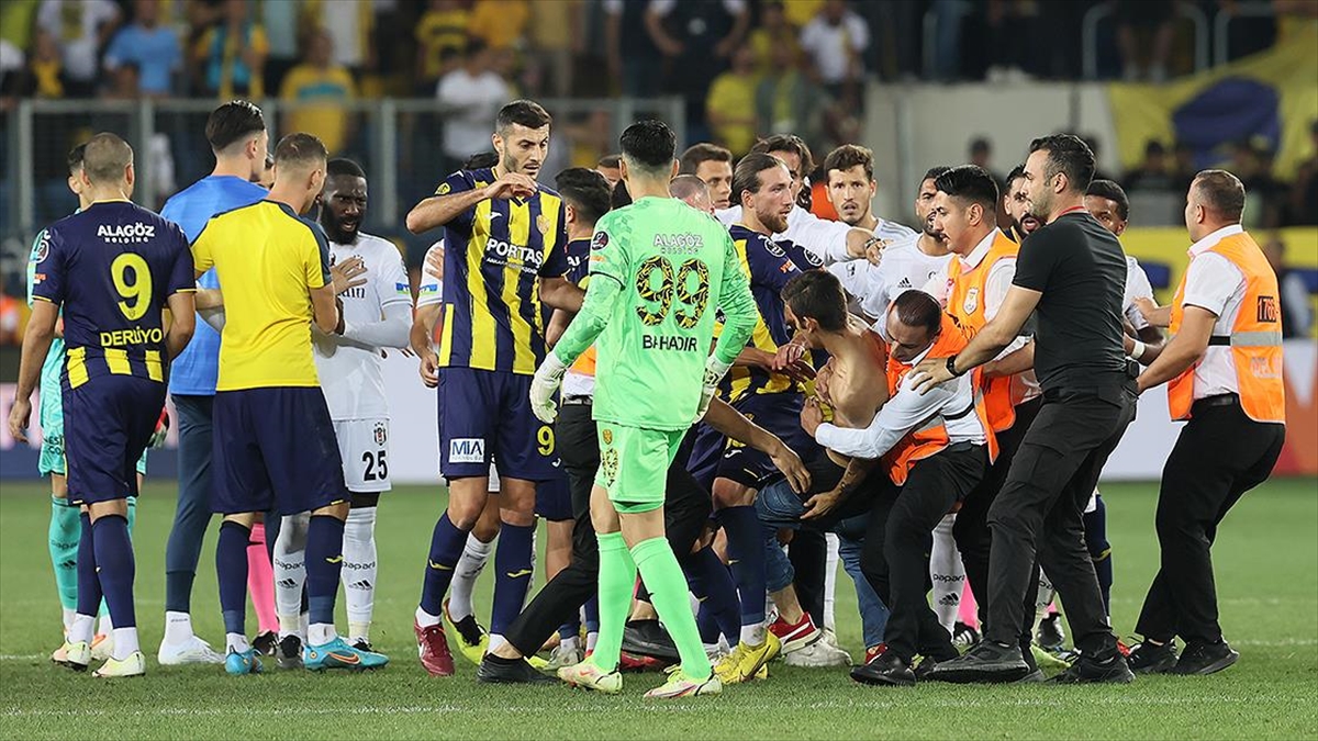 Beşiktaş'tan Mke Ankaragücü Maçının Ardından Yaşanan Olaylarla İlgili Açıklama: Tahriklere Kapılmayalım