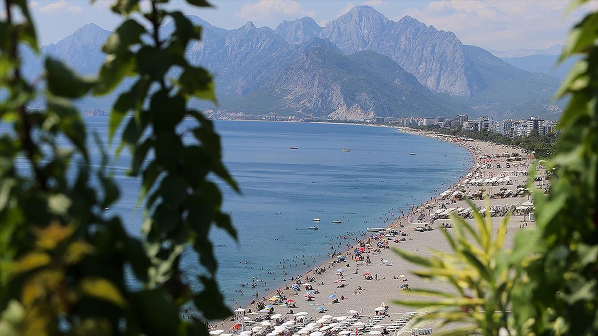 Dört Mevsim Turist Çeken Antalya Konuklarına Eşsiz Güzellikler Sunuyor
