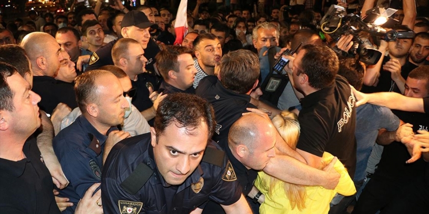 Gürcistan'da Protestocular Ve Polis Arasında Arbede