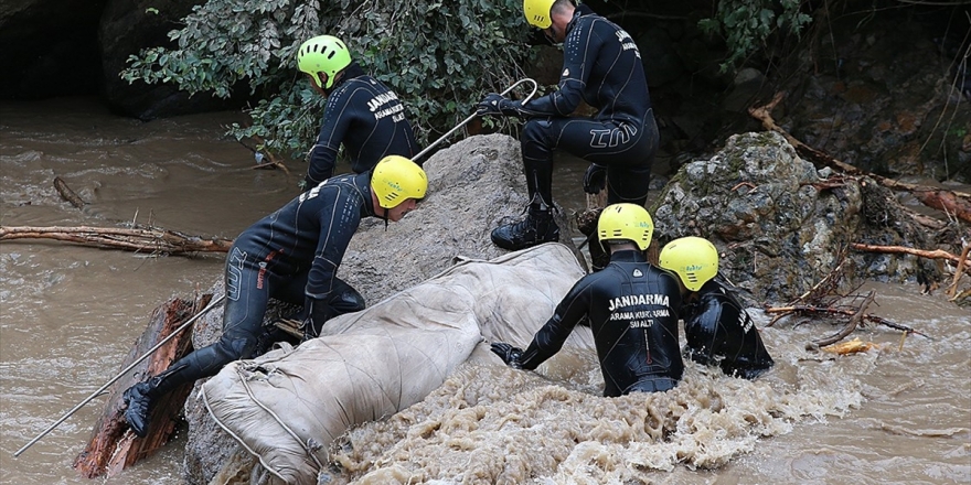 Araklı'daki Selde Kaybolan 3 Kişiyi Arama Çalışmaları Sürüyor
