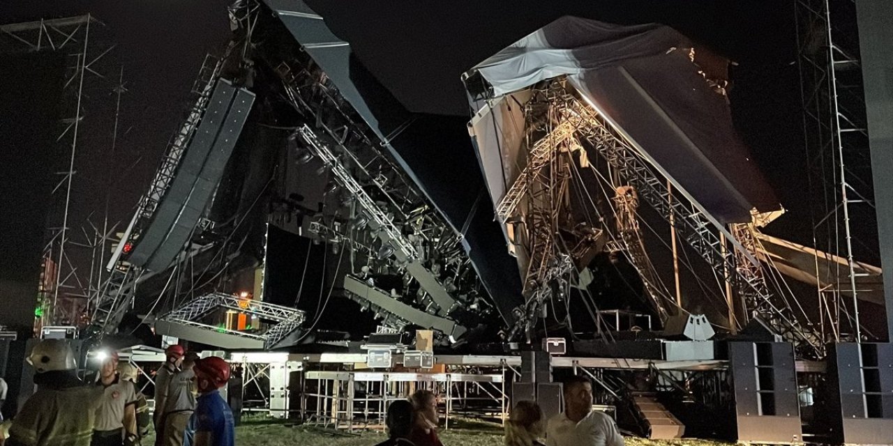 İzmir'de Tarkan'ın konser vereceği sahne çöktü