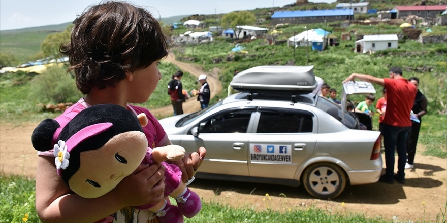 Oyuncağı Olmayan Çocukların Yüzünü Güldürüyorlar