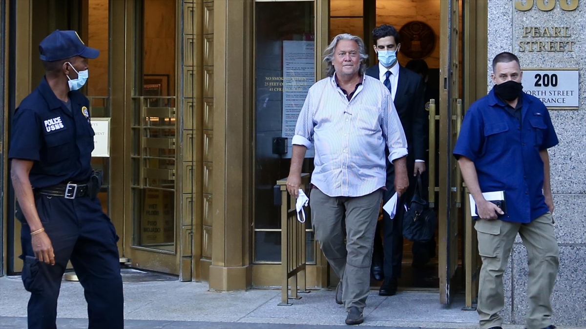 Trump'ın Eski Danışmanı Steve Bannon, New York'ta Teslim Oldu