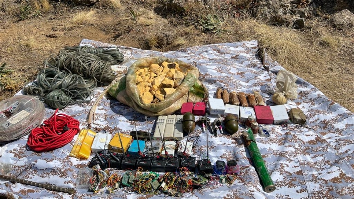 Van'da Patlayıcı Ve Patlayıcı Yapımında Kullanılan Malzemeler Ele Geçirildi